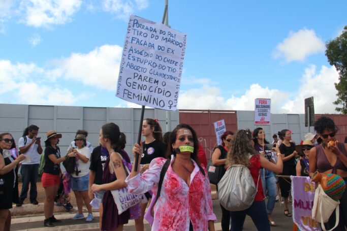 Mulheres protestam contra o feminicídio no #8M