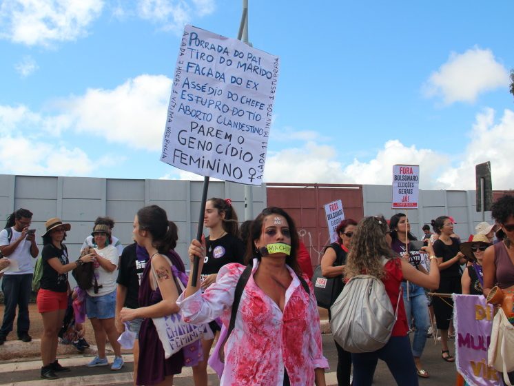 Mulheres protestam contra o feminicídio no #8M