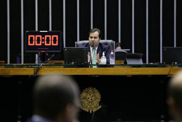 O presidente da Câmara, Rodrigo Maia afirmou que o Congresso deveria discutir uma PEC para evitar militares da ativa em funções gratificadas no Executivo.