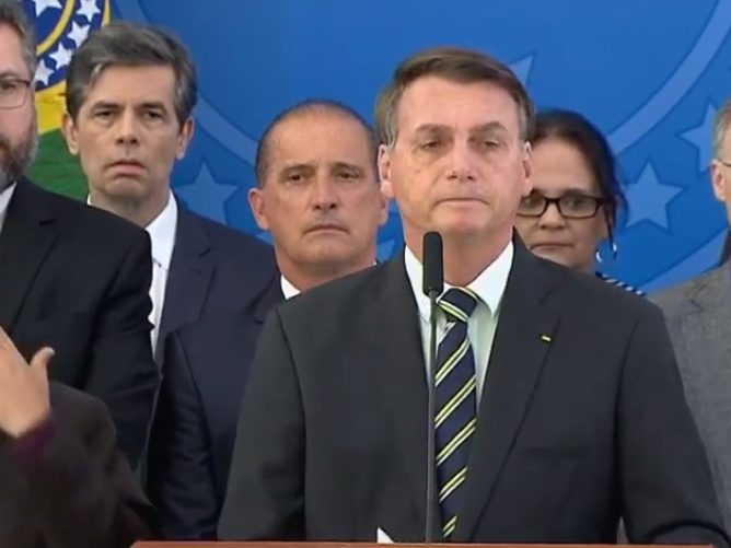 Bolsonaro, acompanhando de seus ministros, durante o pronunciamento desta sexta-feira