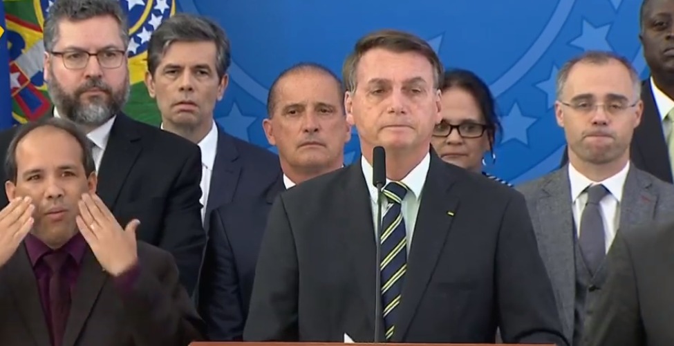 Bolsonaro, acompanhando de seus ministros, durante o pronunciamento desta sexta-feira