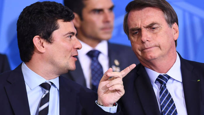 Bolsonaro enviou mensagem a Moro, em 12 de abril, afirmando que ele tivesse "dignidade para se demitir" se desejasse contrariar suas posições