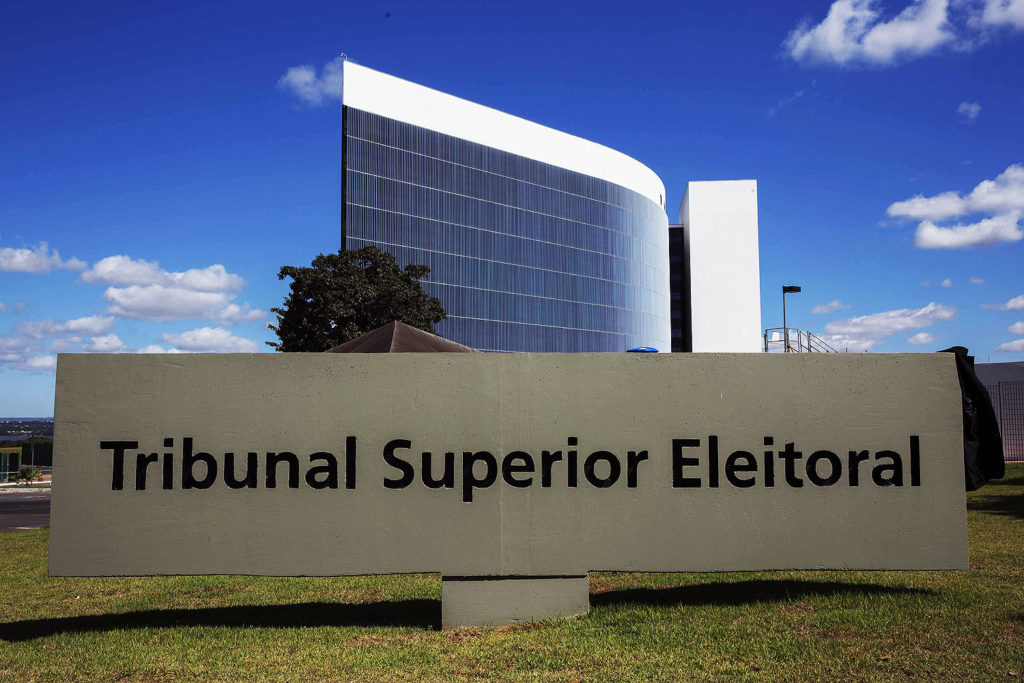 Nesta sexta-feira (28), o Tribunal Superior Eleitoral (TSE) vedou de forma unânime os "livemícios" nas eleições 2020
