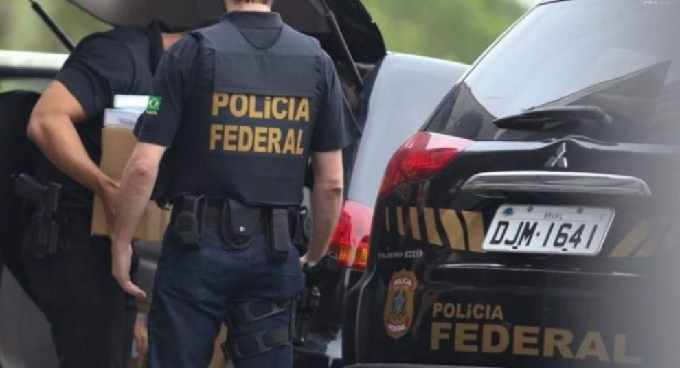 A Polícia Federal deflagrou uma mega operação para desarticular o Primeiro Comando Capital (PCC), a maior facção criminosa do país