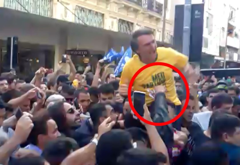 Momento em que Bolsonaro recebe uma facada em 2018. Foto: Divulgação.