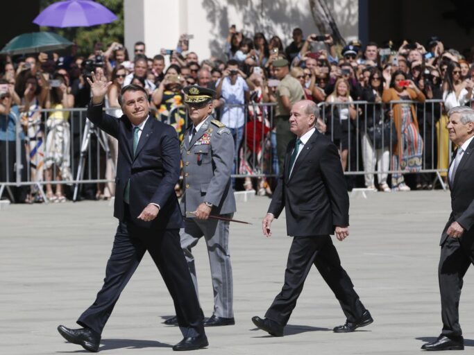 Jair Bolsonaro, o ministro da Defesa, Fernando Azevedo e Silva, e o chefe do gabinete de segurança institucional, general Augusto Heleno