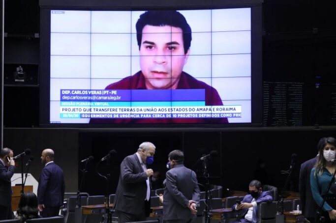 deputado defende projeto na câmara