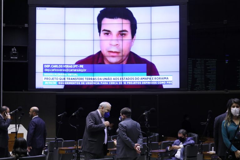 deputado defende projeto na câmara