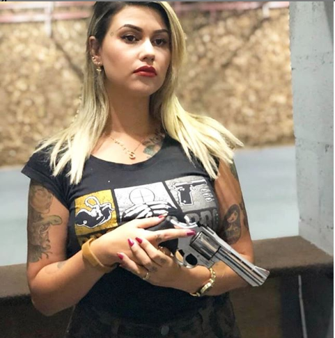 A extremista Sara Giromini, líder do grupo extremista “300 do Brasil” declarou que não intitulará mais Bolsonaro pelo apelido de ‘mito