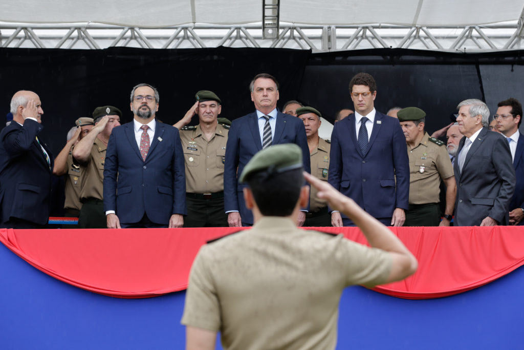 Reforma administrativa mantém aval para militar da ativa atuar no governo