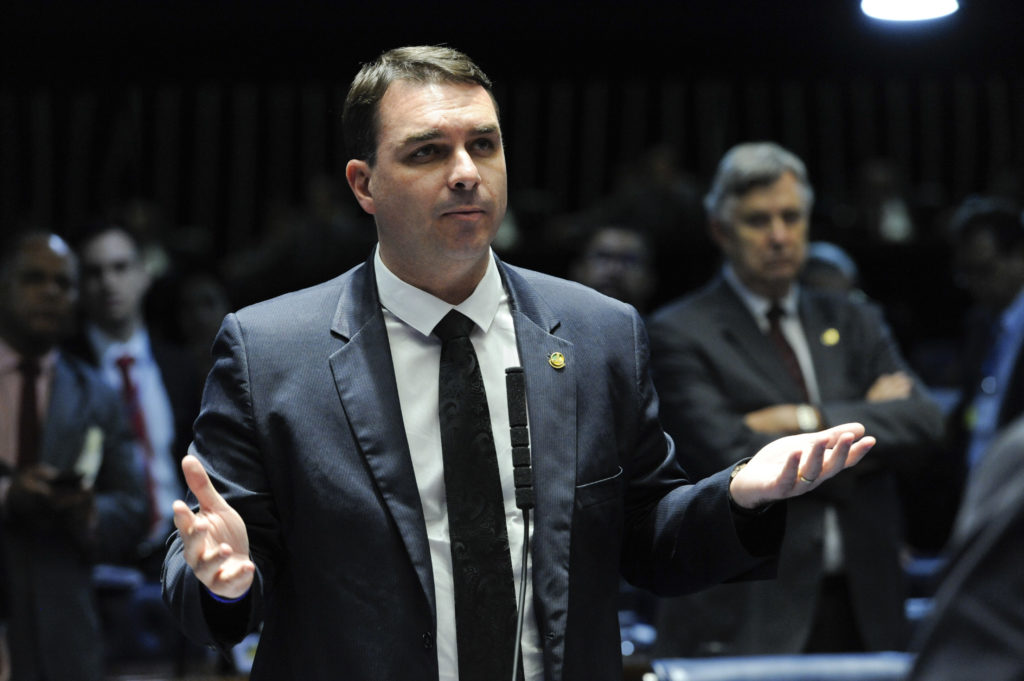 O senador Flávio Bolsonaro negou), em depoimento ao procurador da República Eduardo Benones, ter tomado conhecimento prévio da deflagração de operação.