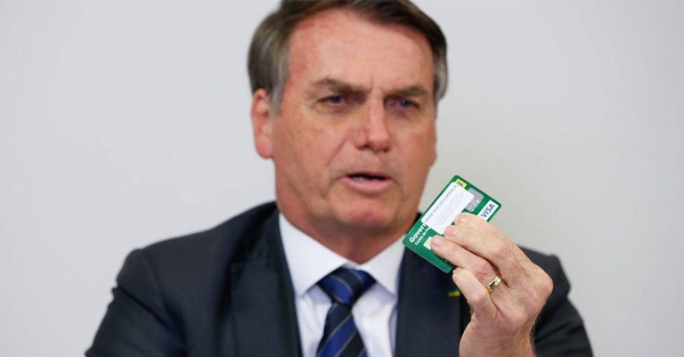 Ex-presidente Bolsonaro com cartão coorporativo. Foto: Carolina Antunes/PR