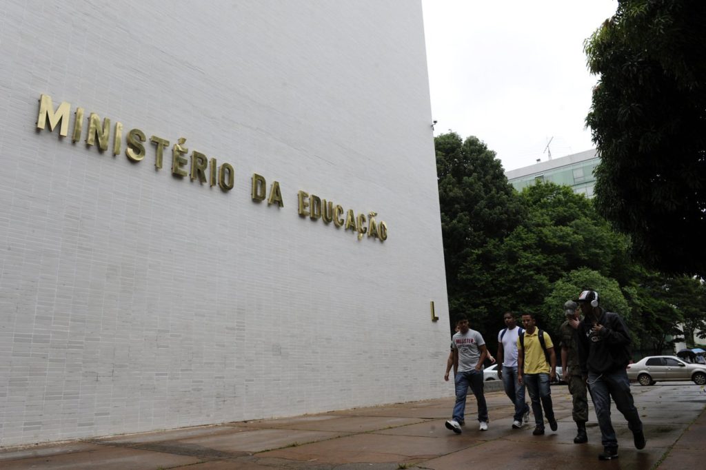 Em plena pandemia, o ano de 2020 se encerrou com o menor gasto do Ministério da Educação (MEC) em educação básica na década