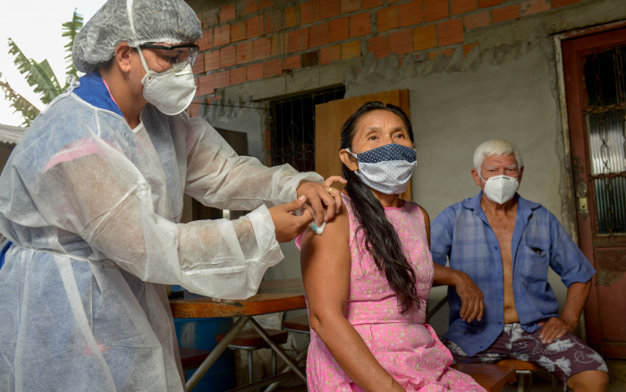 Aplicação de vacina em indígenas que vivem em Manaus durante pandemia da Covid-19