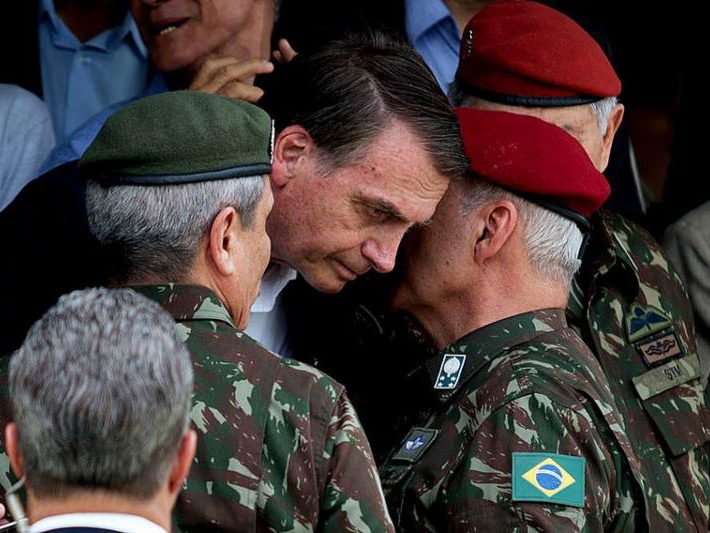 Bolsonaro e militares