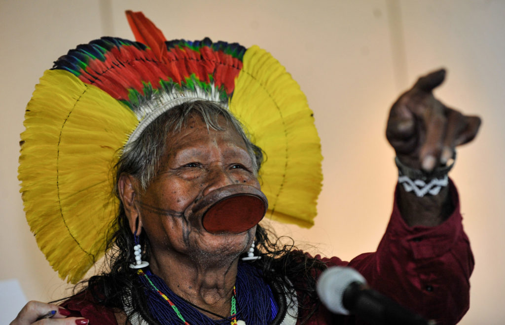 O cacique Raoni, liderança do povo kayapó e um dos indígenas mais conhecidos do mundo, recebeu alta após se curar da Covid-19