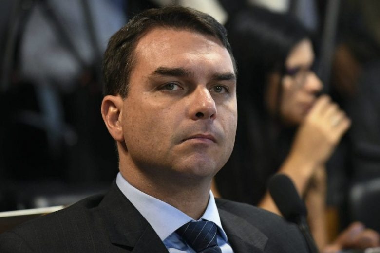 Flávio Bolsonaro admite reunião com Marinho, mas nega vazamento da PF