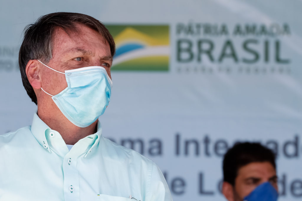 Sem contrato com Oxford, Bolsonaro promete vacina e ironiza produção chinesa