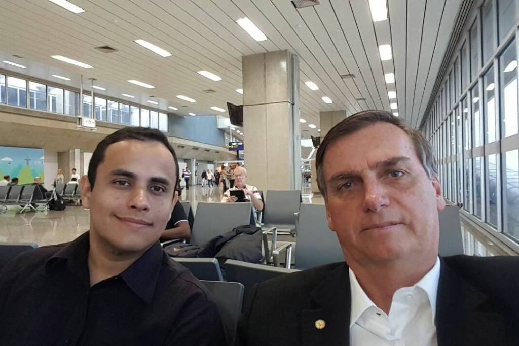 Assessor de Bolsonaro postava fake news e ataques a adversários do governo