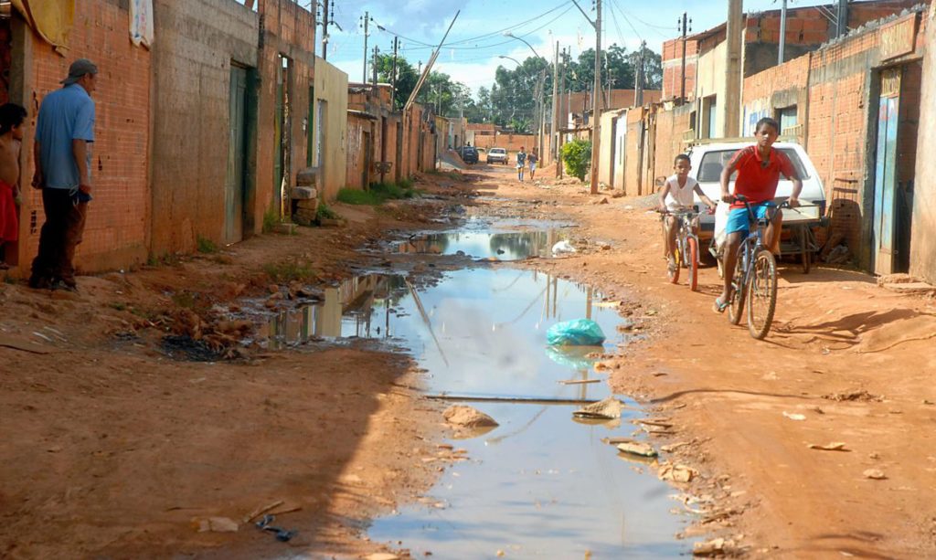 Esgoto a céu aberto