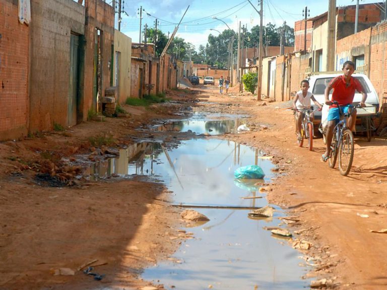 Esgoto a céu aberto