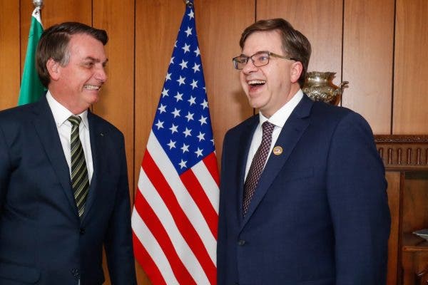 O embaixador Todd Chapman pediu a integrantes do governo brasileiro para que as tarifas de importação do etanol americano sejam reduzidas a zero.