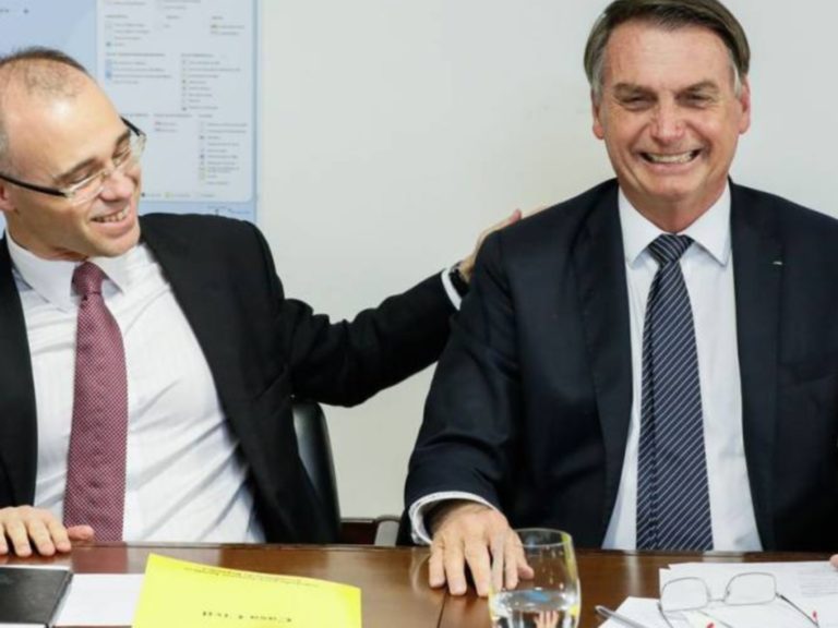 André Mendonça e Jair Bolsonaro