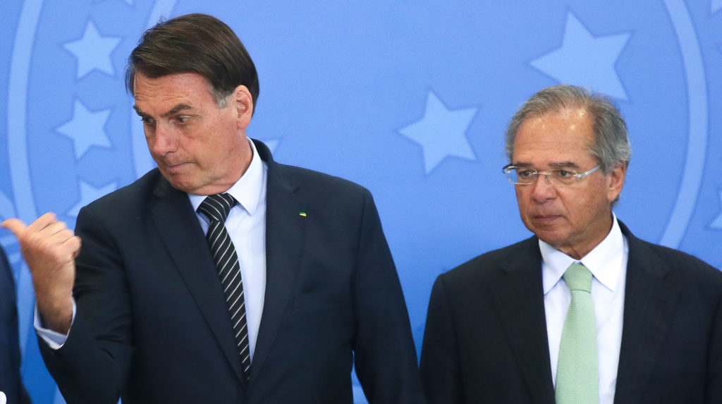 Animado com o aumento da popularidade, o presidente Jair Bolsonaro tem cobrado do ministro Paulo Guedes (Economia) posição menos resistente ao aumento de gastos públicos. O foco são obras e benefícios sociais