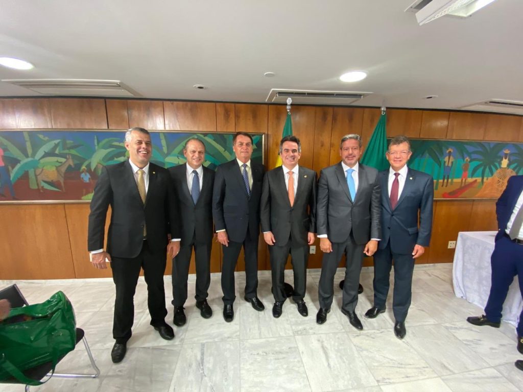 Na última quarta-feira (19), o presidente Jair Bolsonaro reuniu ao menos 22 parlamentares e 7 ministros em um almoço, no Palácio do Planalto