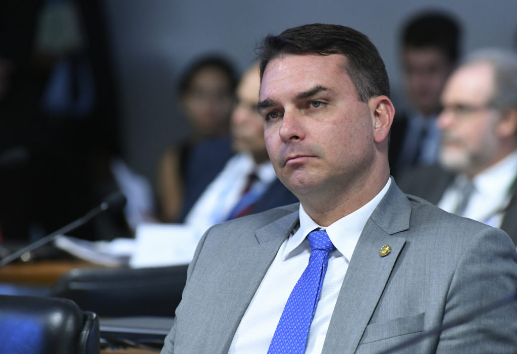 A defesa de Flávio Bolsonaro apresentou recurso para manter arquivada a investigação em que ele é suspeito de falsidade ideológica eleitoral