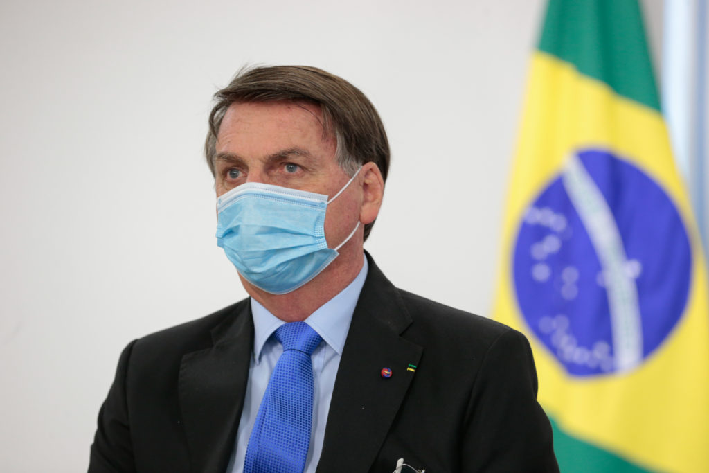 Com mais de 100 mil mortos por Covid-19, Bolsonaro critica isolamento