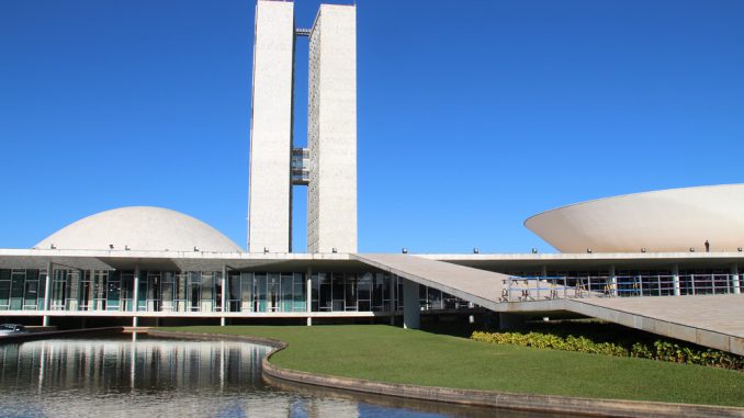 Senadores tentam propostas de prorrogação do auxílio emergencial que beneficiam diferentes categorias e faixas etárias durante a pandemia