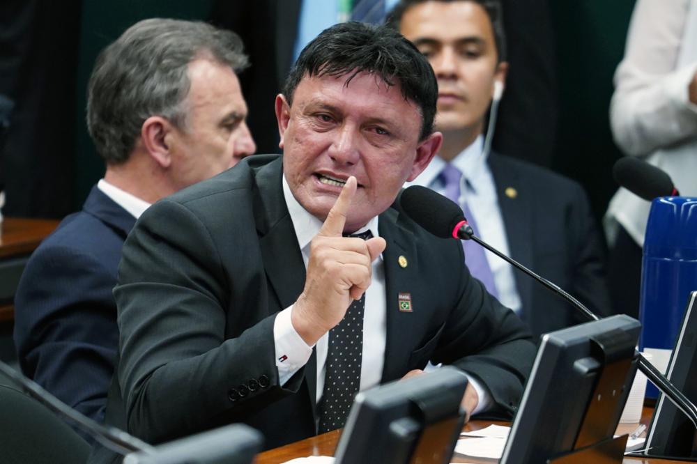 o membro titular da CPI das "fake news" do Congresso Nacional, o deputado bolsonarista Delegado Éder Mauro foi condenado por espalhar notícias falsas