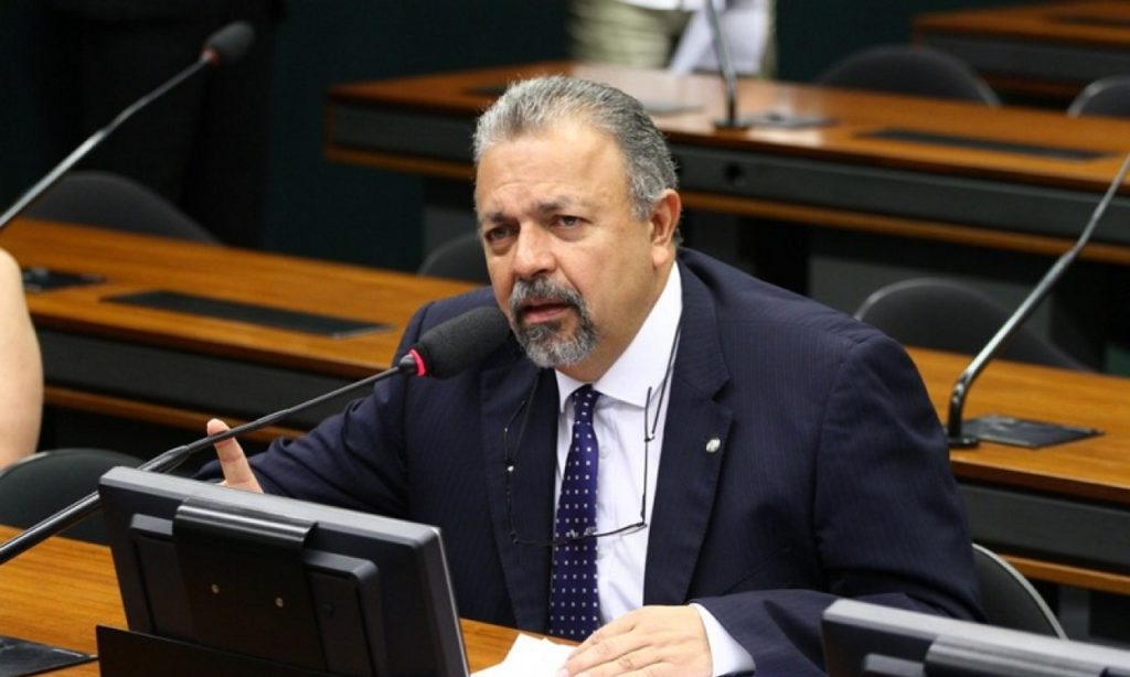 Nesta segunda, o deputado federal Elias Vaz (PSB-GO) protocolou uma representação direcionada ao procurador-geral da República, Augusto Aras