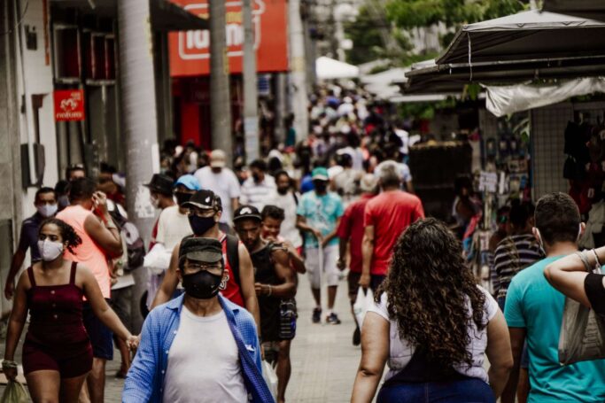 Movimentação no centro de Fortaleza no primeiro dia da Fase 1 do Plano de Retomada Responsável das Atividades Econômicas e Comportamentais no Ceará