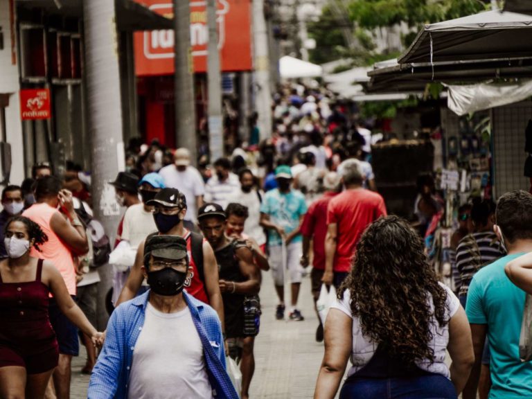 Movimentação no centro de Fortaleza no primeiro dia da Fase 1 do Plano de Retomada Responsável das Atividades Econômicas e Comportamentais no Ceará