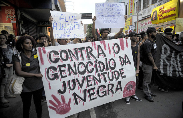 Em ato Contra o Genocídio da Juventude Negra, manifestantes protestam contra a morte de cinco jovens negros por PMs (Tomaz Silva/Agência Brasil)