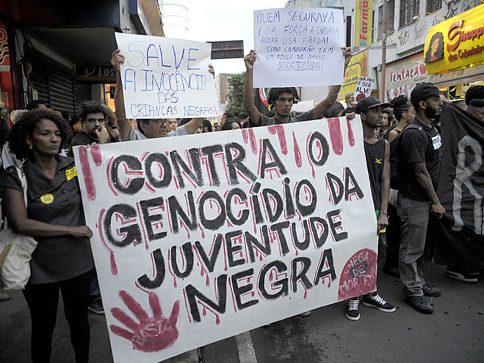 Em ato Contra o Genocídio da Juventude Negra, manifestantes protestam contra a morte de cinco jovens negros por PMs (Tomaz Silva/Agência Brasil)