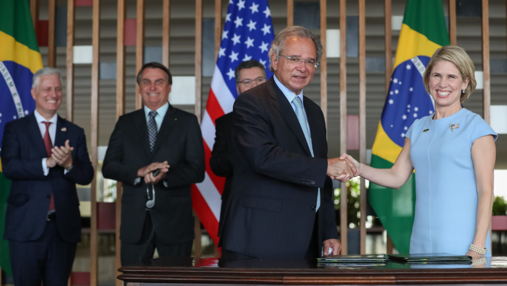 Governo Trump oferece crédito a teles do Brasil contra Huawei