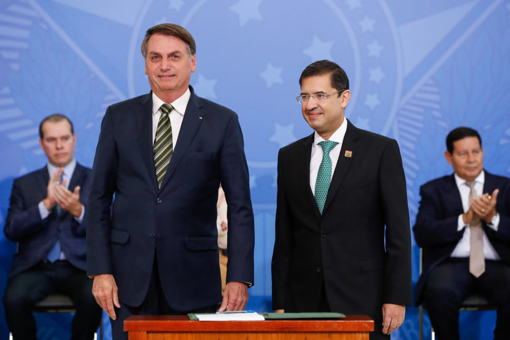 (Brasília - DF, 29/04/2020) Presidente da República, Jair Bolsonaro durante assinatura do termo que dá posse ao Advogado-Geral da União (AGU), José Levi Mello do Amaral Júnior. Foto: Alan Santos/PR