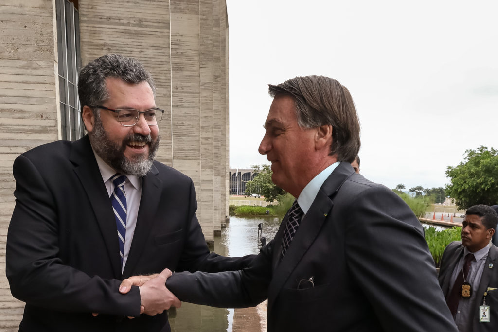 (Brasília - DF, 20/10/2020) Presidente da República, Jair Bolsonaro recebe os cumprimentos do Ministro de Estado das Relações Exteriores, Ernesto Araújo no Palácio do Itamaraty. Foto: Marcos Corrêa/PR