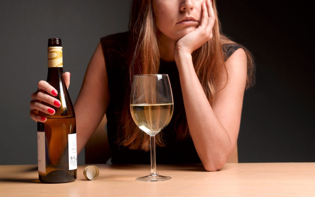 Mulheres puxam consumo de álcool e tabagismo diminui, aponta IBGE