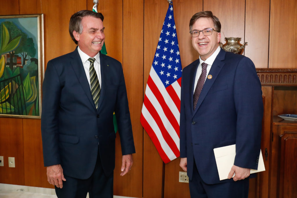 (Brasília - DF, 06/04/2020) O embaixador dos Estados Unidos da América, Todd Crawford Chapman e o presidente da República, Jair Bolsonaro. Foto: Alan Santos/PR