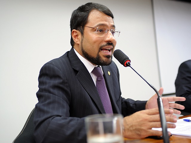 Camilo Capiberibe, do PSB, entrou com representação na PGR na qual responsabiliza o ministro das Minas e Energia pelo apagão no Amapá