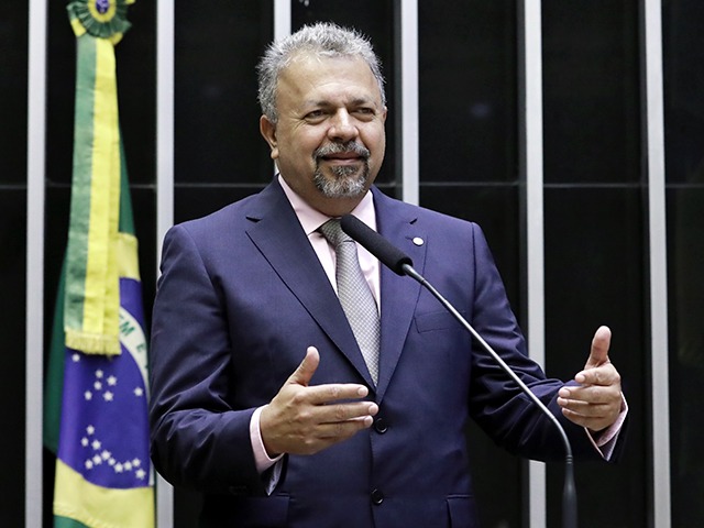 Nesta segunda-feira (9), o candidato de Goiânia, Elias Vaz (PSB), afirmou que metade do seu secretariado será ocupado por mulheres