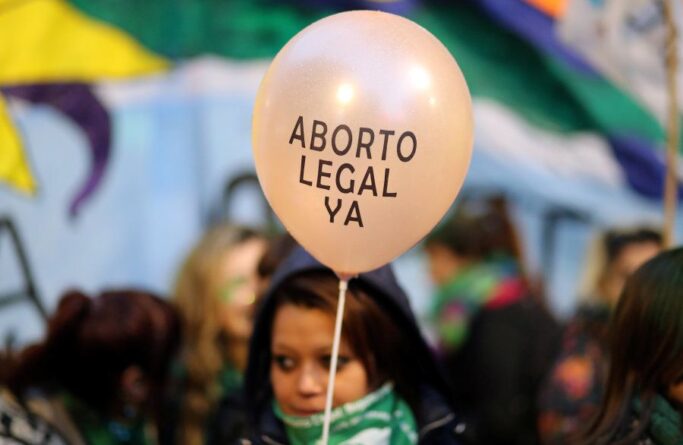 Mulheres se reunem em frente ao Congresso argentino para apoiar projeto que prevê aborto legal no país... - Veja mais em https://www.uol.com.br/universa/noticias/afp/2020/11/18/mulheres-se-reunem-em-frente-ao-congresso-argentino-para-apoiar-projeto-que-preve-aborto-legal-no-pais.htm?cmpid=copiaecola