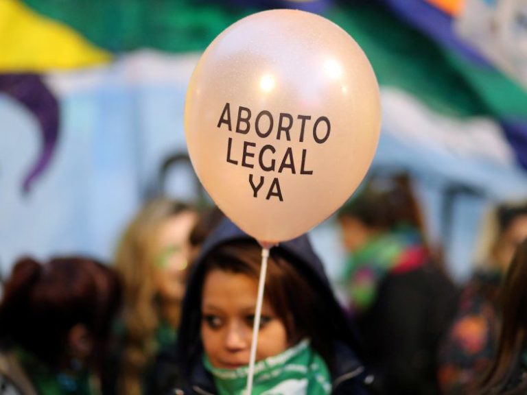 Mulheres se reunem em frente ao Congresso argentino para apoiar projeto que prevê aborto legal no país... - Veja mais em https://www.uol.com.br/universa/noticias/afp/2020/11/18/mulheres-se-reunem-em-frente-ao-congresso-argentino-para-apoiar-projeto-que-preve-aborto-legal-no-pais.htm?cmpid=copiaecola