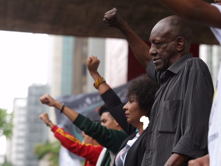 Pessoas erguem o braço em frente ao Masp durante marcha da Consciência Negra de São Paulo de 2017. — Foto: Paulo Pinto/Fotos Públicas