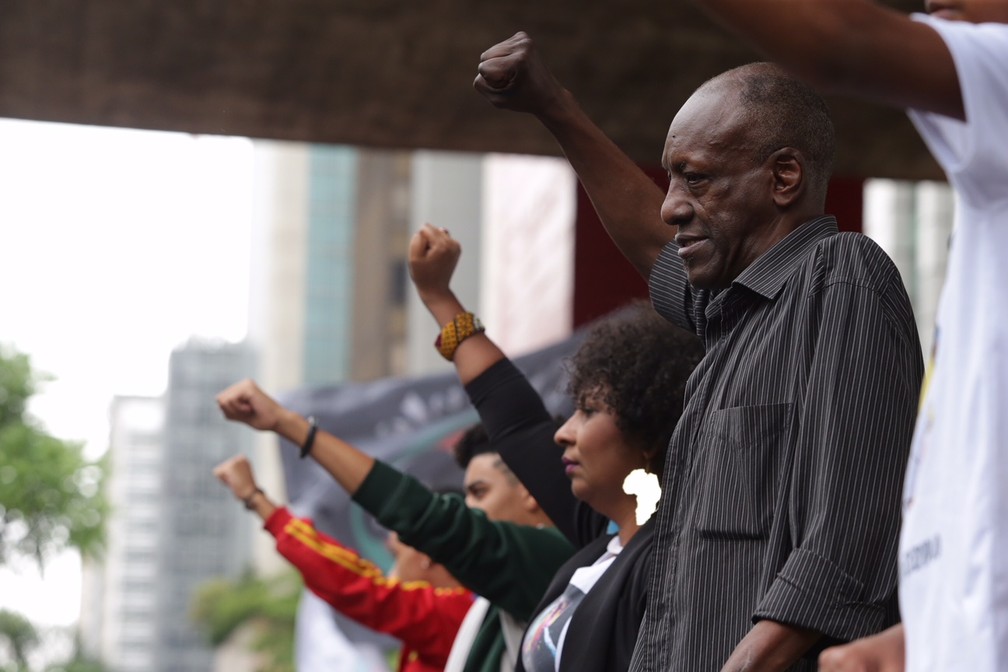 Pessoas erguem o braço em frente ao Masp durante marcha da Consciência Negra de São Paulo de 2017. — Foto: Paulo Pinto/Fotos Públicas