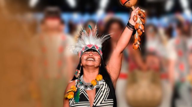 A estilista We'e'ena Tikuna tem longa trajetória na arte assina a primeira grife de moda genuinamente indígena do Brasil Foto: Divulgação